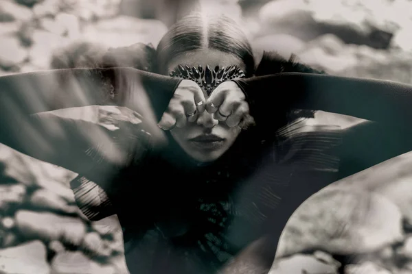 Jovem mulher elegante ao ar livre. bruxa artesanato conceito espiritual — Fotografia de Stock