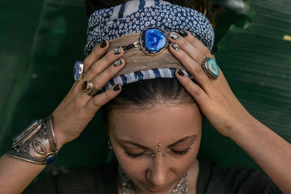 Primer plano de las manos de mujer con anillos de piedras de gema boho —  Fotos de Stock