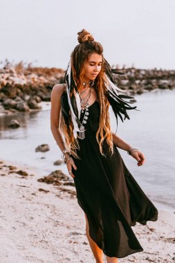 gün batımında sahilde güzel genç boho tarzı kadın