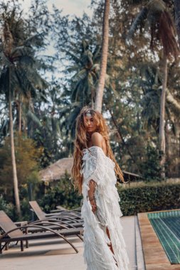 türbanlı güzel genç neşeli kadın açık havada eğleniyor