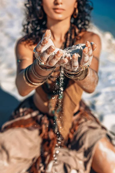 Bela jovem mulher mãos segurando areia de perto na praia — Fotografia de Stock