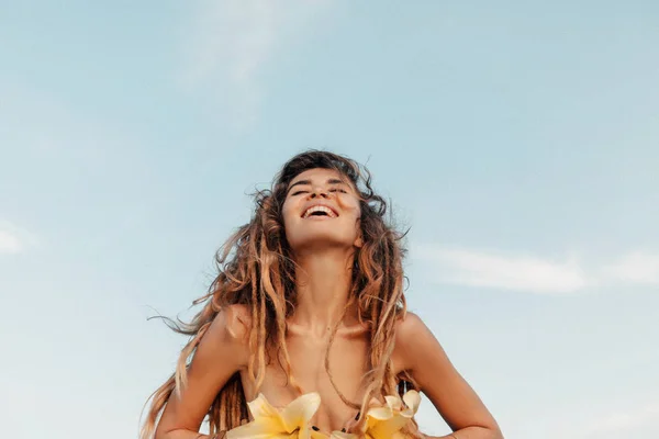 Vesel frumos elegant femeie tânără în aer liber — Fotografie, imagine de stoc