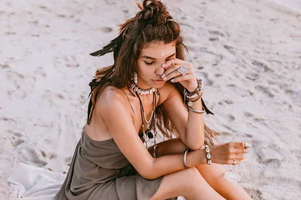 Mooie jonge Boho stijl vrouw op het strand bij zonsondergang — Stockfoto