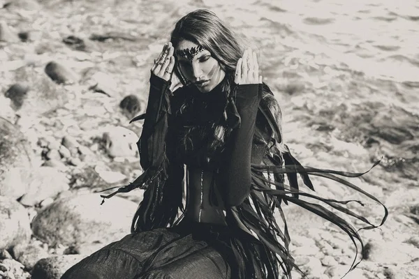 Mujer joven y elegante al aire libre. bruja arte concepto espiritual —  Fotos de Stock