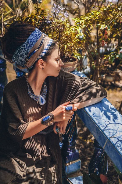 Mücevher taşlı mücevher takan genç kadının yakın portresi 