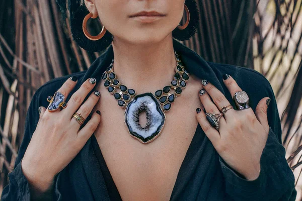 Närbild av kvinnan händer och hals med Boho Gemstones tillbehör — Stockfoto