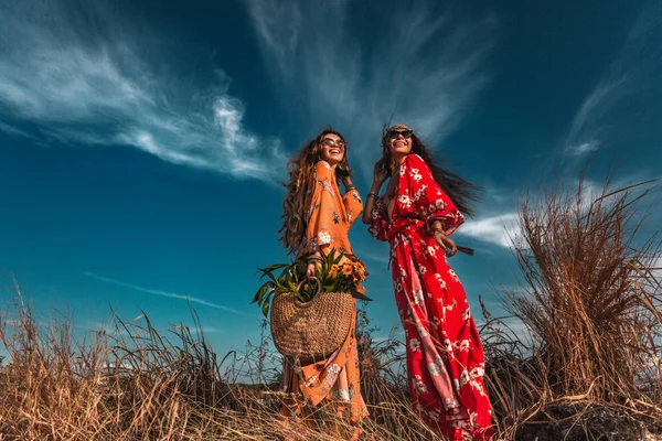 Twee mooie stijlvolle Boho modellen buitenshuis — Stockfoto