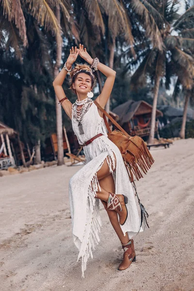 Bella giovane donna allegra boho divertirsi sulla spiaggia — Foto Stock