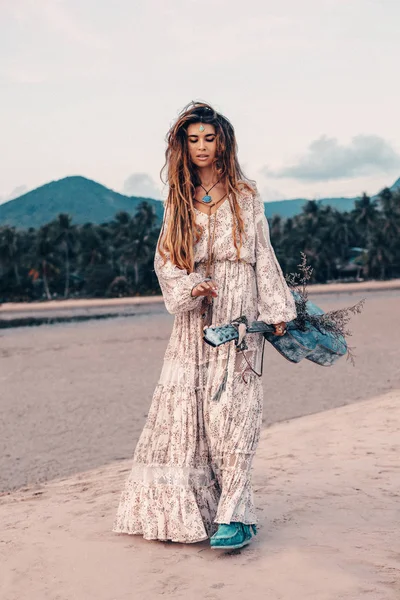 Bela jovem modelo de moda alegre em vestido branco — Fotografia de Stock