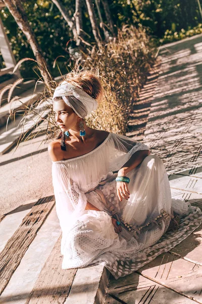 Belle jeune femme à la mode en turban à l'extérieur au coucher du soleil — Photo