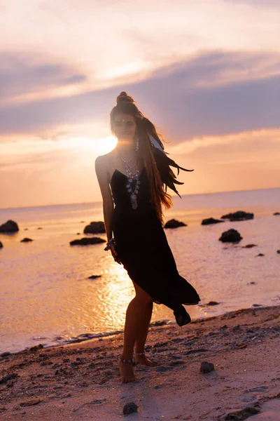 Beautiful young boho style woman silhouette on the beach — Stock Photo, Image