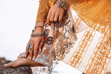 açık havada boho tarzı aksesuarları ile kadın elleri yakın