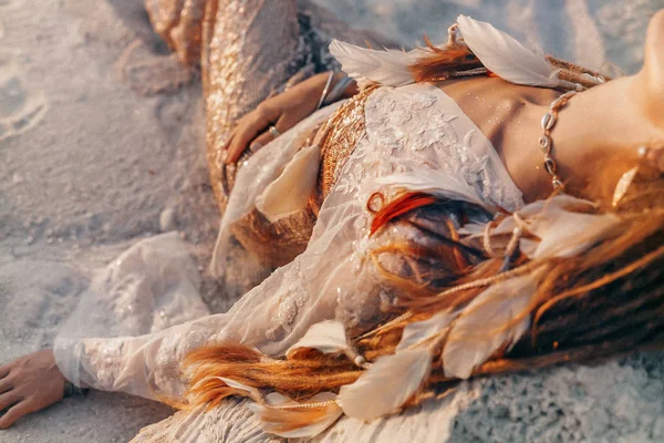 Gros plan de belle jeune femme en robe élégante couchée sur le sable — Photo