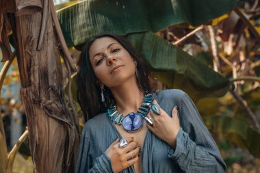 boho gem taş yüzük ile kadın ellerin yakın