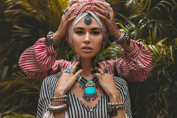 Retrato de dois bela mulher elegante vestindo turbante — Fotografia de Stock