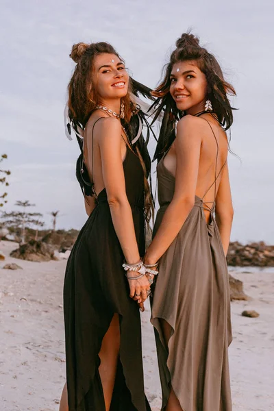 Dwa młode piękne stylowe Boho dziewcząt na plaży o zachodzie słońca — Zdjęcie stockowe
