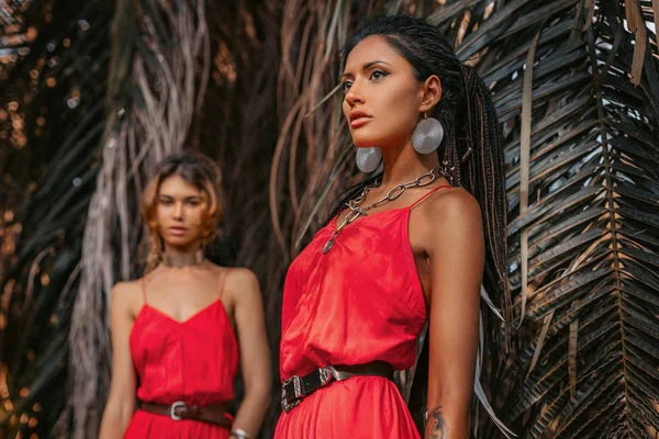 Zwei schöne junge modische Models in roten Kleidern im Freien — Stockfoto