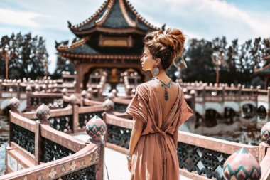 zarif elbise açık havada güzel genç boho kadın