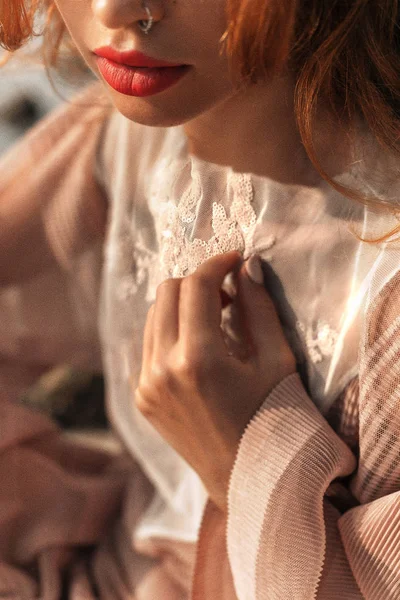 Close up de bela jovem mulher elegante em vestido elegante — Fotografia de Stock