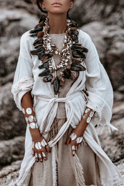 Hermosa joven salvaje libre mujer en traje tribal — Foto de Stock