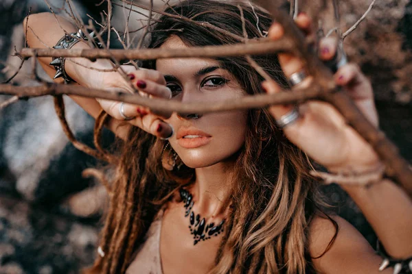 Close up retrato de bela jovem mulher olhando na câmera — Fotografia de Stock