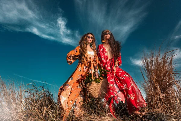 Dos hermosos modelos boho con estilo al aire libre — Foto de Stock