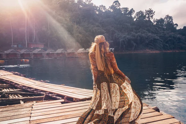 Belo modelo boho alegre se divertindo ao ar livre ao pôr do sol — Fotografia de Stock