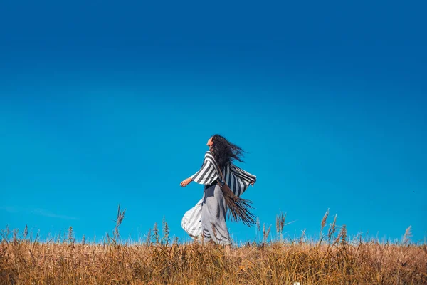 Bela jovem mulher se divertindo no campo — Fotografia de Stock