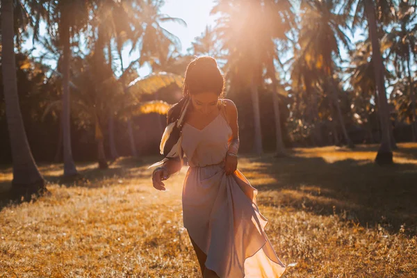 Jovem mulher na moda se divertindo ao ar livre ao pôr do sol — Fotografia de Stock