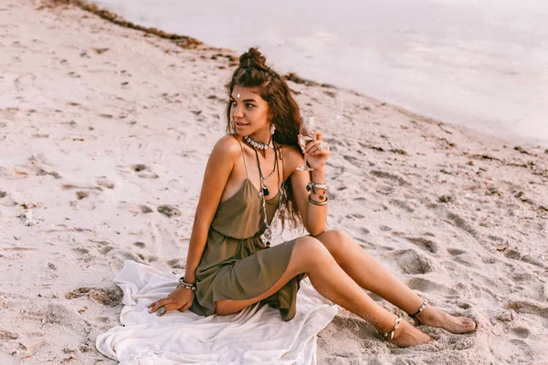 Bela jovem boho estilo mulher na praia ao pôr do sol — Fotografia de Stock