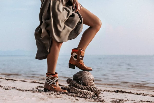 Primo piano di gambe donna alla moda in scarpe boho al tramonto — Foto Stock