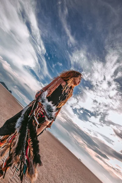 Jonge vrolijke stijlvolle vrouw op het strand bij zonsondergang — Stockfoto