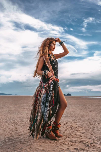 Jeune femme élégante gaie sur la plage au coucher du soleil — Photo