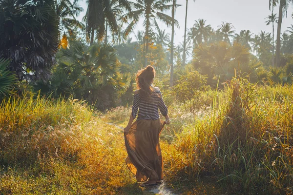 Silhueta de bela jovem boho mulher ao ar livre ao pôr do sol — Fotografia de Stock