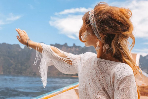 Modelo jovem na moda em vestido elegante no barco no lago — Fotografia de Stock