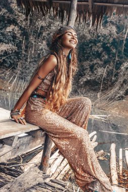 gün batımında açık havada poz güzel moda modeli