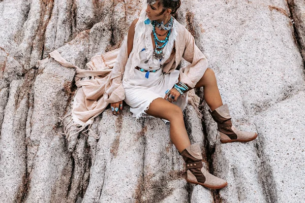 Jovem mulher de estilo tribal com muitos acessórios boho — Fotografia de Stock