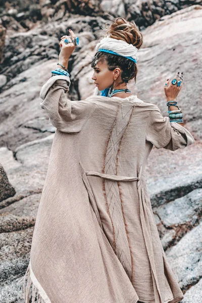 Junge Frau im Stammesstil mit vielen Boho Accessoires im Freien — Stockfoto