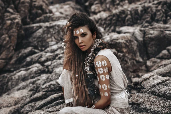 Bela jovem mulher em traje tribal com ornamet primal — Fotografia de Stock