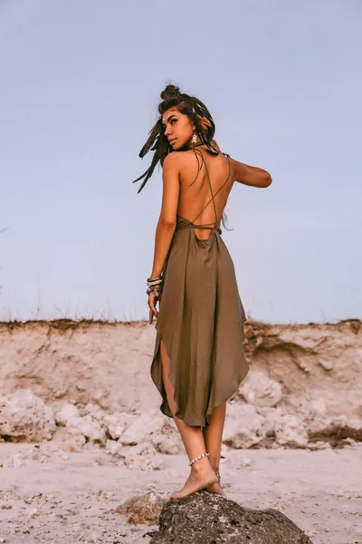 Hermosa mujer de estilo boho joven en la playa al atardecer —  Fotos de Stock