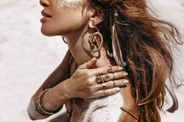 Close up de bela jovem mulher de biquíni com pele bronzeada — Fotografia de Stock