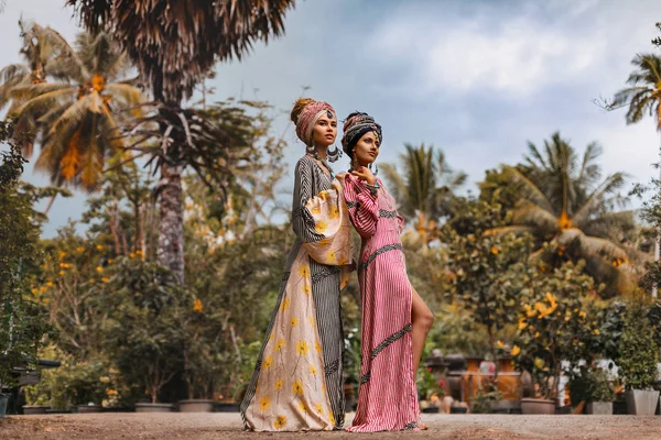 Két gyönyörű elegáns nő visel turbán körül cserépben — Stock Fotó