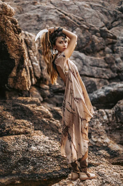 Belle jeune femme en robe boho élégant. modèle de style boho — Photo