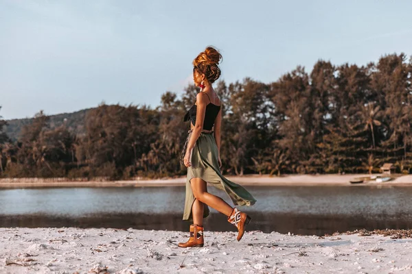 Молодая веселая стильная женщина на пляже на закате — стоковое фото