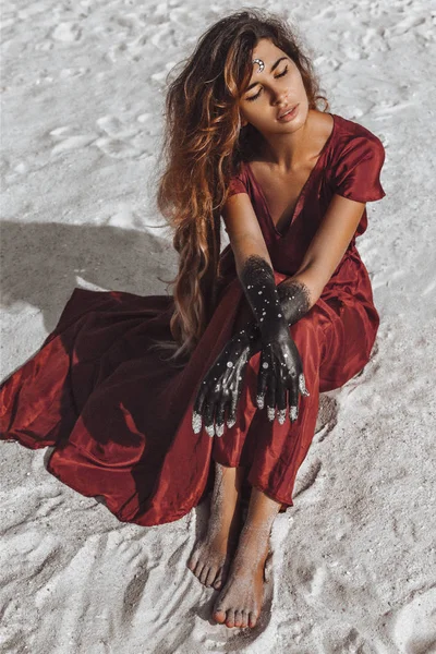 손으로 검은 색으로 칠해진 아름다운 젊은 여성의 클로즈업 — 스톡 사진