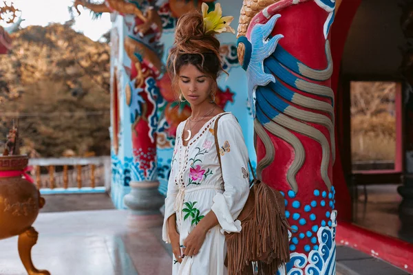 Fiatal stílusos nő gyönyörű ruhában a kínai templomban — Stock Fotó
