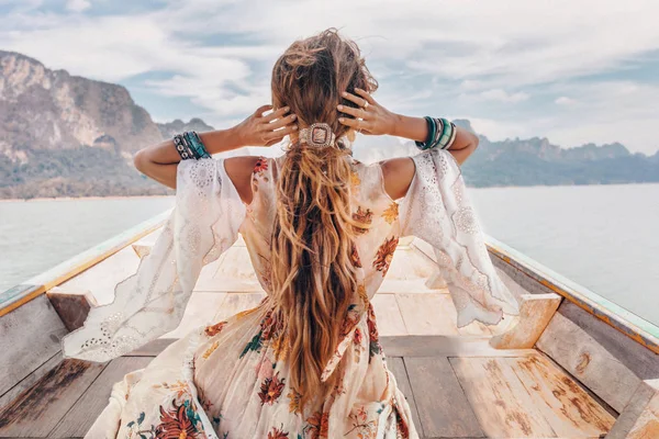 Modny młody model w stylu boho sukienka na łodzi na jeziorze — Zdjęcie stockowe