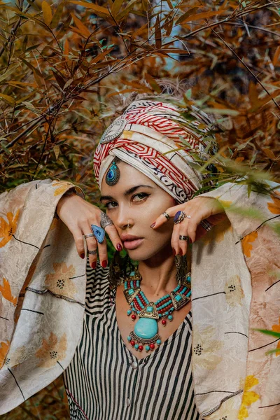 Όμορφη κομψή γυναίκα φορώντας τουρμπάνι εξωτερικό πορτρέτο — Φωτογραφία Αρχείου