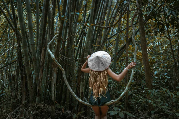 Mooie jonge vrouw toerist in hoed bij Bamboo forest — Stockfoto