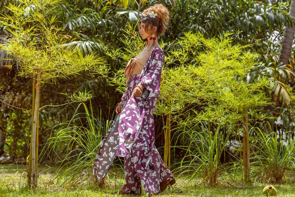 Cantik muda modis wanita dalam gaun elegan — Stok Foto